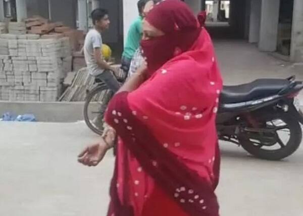 જેથી આણંદ લોકલ ક્રાઈમ બ્રાંચના પીએસઆઇ એન.ડી.નકુમે સ્ટાફના બે કોન્સ્ટેબલોને ડમી ગ્રાહક તરીકે મોકલીને ફ્લેટ નં.408માં તપાસ કરવાતા દેહવિક્રયનો ધંધો ચાલતો હોવાનું માલુમ પડ્યું હતું. પોલીસ છાપો મારીને એક રૂમમાં પરપ્રાંતીય બે યુવતી મળી આવી હતી. પૂછપરછ કરતાં તેઓએ જણાવ્યું હતું કે, મેહુલભાઇ રાણા ગ્રાહક દીઠ રૂા 100 આપવાના નક્કી કરી દેહવિક્રય માટે લાવ્યો હોવાનું જણાવ્યું હતું. જ્યારે ગ્રાહક લલના સાથે સેક્સ માણવા માટે કપડાં ઉતાર્યા ત્યારે જ આણંદ પોલીસે દરવાજો ખખડાવ્યો હતો. જેને લઈને લલના અને ગ્રાહક ગભરાઈ ગયા હતાં. 