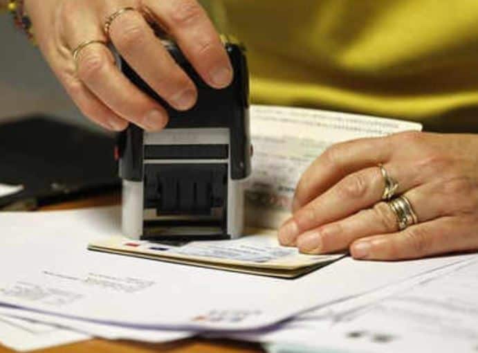 મહિલાએ આરોપ લગાવ્યો છે કે, પૂર્વ પતિએ ડિવોર્સ બાદ કહ્યું હતું કે, આ ડિવોર્સ તેની માતાને ખુશ કરવા માટે લીધા છે. પોતે ફરીથી તેની સાથે મેરેજ કરશે બાદમાં એક વર્ષ સુધી મહિલા અમેરિકામાં રહી અને પછી વડોદરા આવી ગઈ હતી. બાદમાં પણ પૂર્વ પતિ વડોદરા તેના ઘરે આવતો હતો અને સંબંધ બાંધતો હતો. આ ઉપરાંત મહિલાએ પોતાને જીવનું જોખમ હોવાનો પણ આરોપ મુક્યો હતો. જોકે બચાવ પક્ષના વકીલે મહિલાના તમામ દાવાઓને ફગાવી દીધા હતા. 