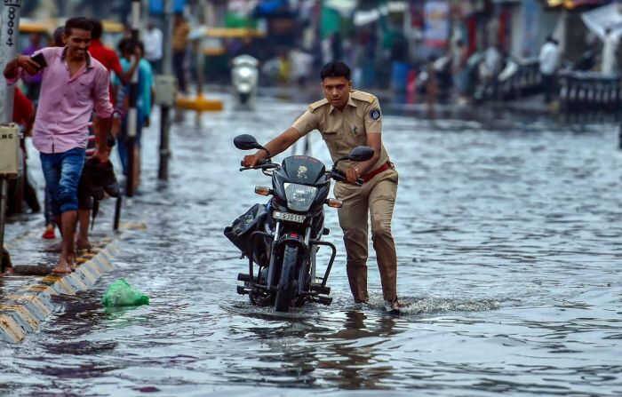 ગુજરાતમાં પણ તે સક્રિય થશે તેના કારણે હવામાન વિભાગ દ્વારા ફરીથી ભારેથી અતિભારે વરસાદની આગાહી કરવામાં આવી છે. આગામી ચાર દિવસ દરમિયાન સૌરાષ્ટ્ર અને કચ્છમાં સામાન્ય વરસાદ પડી શકે છે. જ્યારે દક્ષિણ ગુજરાતના નવસારી અને વલસાડ જિલ્લામાં ભારે વરસાદ પડી શકે છે.