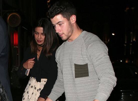 આ પ્રકારે ટુંકમાં જ લગ્નના બંધનમાં બંધાવા જઈ રહેલા આ કપલની વાર્ષિક કમાણી 200 કરોડ રૂપિયા કરતા પણ વધારે થઈ જશે. 18 ઓગષ્ટના રોજ નિક જોનસ અને પ્રિયંકા ચોપડાની રોકા સેરેમની અને સગાઇ પાર્ટીનું આયોજન કરવામાં આવ્યું હતું. 