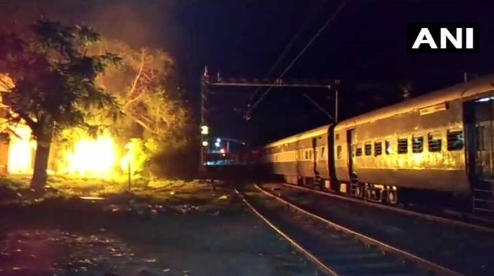 બાદમાં ગુસ્સે ભરાયેલા ટોળાને આ એરિયની એક મહિલા પર શક થયો અને મહિલાને ટોળાએ પહેલા માર માર્યા બાદ કપડાં ફાડીને નગ્ન હાલતમાં જાહેરમાં ફરાવી હતી. આ ઘટનામાં બેદરકારી દર્શાવવા બદલ પોલીસની નિંદા થતા 8 જેટલા પોલીસકર્મીઓને સસ્પેન્ડ કરી દેવામાં આવ્યા હતા.