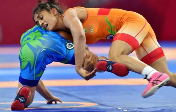  વિનેશ સ્ટાર રેસલર ગીતા ફોગાટ અને બબીતાકુમારીની પિતરાઈ બહેન છે.