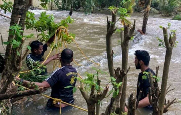ગઈકાલે જ સંયુક્ત અરબ અમીરાત (યુએઈ)એ કેરળના પૂર પીડિતો માટ આશરે 700 કરોડ રૂપિયાની નાણાકીય સહાય આપવાની ઓફર કરી હતી. કેરળના મુખ્યમંત્રી પિનરાયી વિજયને તિરુવનંતપુરમમાં કહ્યું કે અબુ ધાબીના વલીહદ શહજાદે શેખ મોહમ્મદ બિન જાયેદ અલ નાહયને વડાપ્રધાન નરેન્દ્ર મોદીને ફોન કરીને સહાયતાની ઓફર કરી હતી. યુએઈમાં આશરે 30 લાખ ભારતીયો રહે છે અને કામ કરે છે. જેમાંથી 80 ટકા કેરળના છે. માલદીવ સરકારે પણ કેરળના પૂર પીડિત લોકોની મદદ માટે 35 લાખ રૂપિયા દાન આપવાનો ફેંસલો કર્યો છે. 
