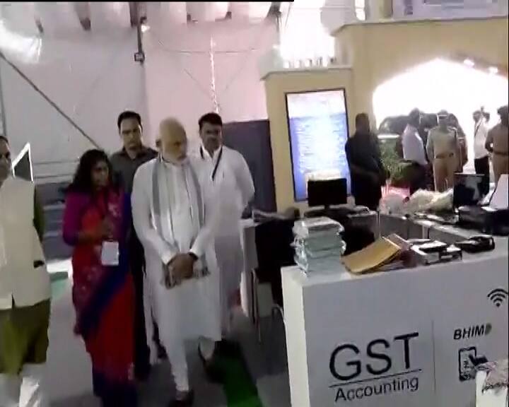  સુરતઃ વડાપ્રધાન નરેન્દ્ર મોદી ગુજરાતના એક દિવસના પ્રવાસ પર પહોંચ્યા છે. વડાપ્રધાન મોદી વલસાડના જૂજવા ગામ પહોંચ્યા હતા. અહીં વલસાડના જૂજવા ગામમાં વડાપ્રધાન મોદીએ આવાસ યોજનાના લાભાર્થીઓને સામુહિક ગૃહ પ્રવેશ કરાવ્યો હતો. અહીં તેમણે લાભાર્થીઓ સાથે વાતચીત કરી હતી. આ પ્રસંગે વડાપ્રધાન મોદીએ કહ્યું હતું કે, બે દિવસ પછી રક્ષા બંધનનો તહેવાર આવી રહ્યો છે. ત્યારે એક લાખથી વધુ બહેનોને ઘરની ભેટ આપી ભાઈ રૂપે સંતોષ અનુભવું છું. દિલ્હીમાંથી પાસ થતું બજેટ આજે લોકો સુધી પહોંચી રહ્યું છે. અમારી સરકાર આવ્યા બાદ દેશમાંથી ભ્રષ્ટાચાર નાબૂદ થયો છે. સરકારનું ધન અને પરિવારની મહેનતના કારણે ઘર બન્યા છે. 