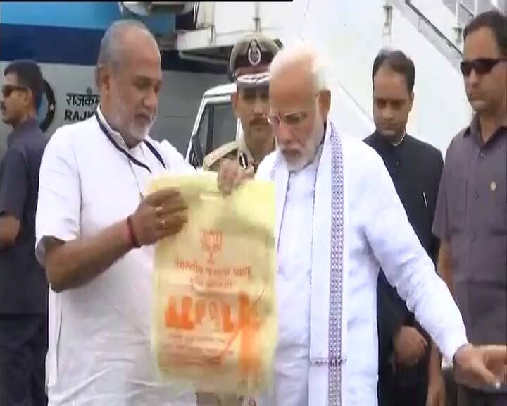 વલસાડ બાદ મોદી જૂનાગઢમાં વિકાસની પરિયોજનાઓનો પણ શુભારંભ કરશે. તેઓ હૉસ્પિટલ ગુજરાત મેડિકલ એંડ એજ્યુકેશન રિસર્ચ સોસાયટી તથા ગિર સોમનાથ જિલ્લાના વેરાવળ શહેરમાં બે મત્સ્ય કોલેજના ઉદ્ધાટન કાર્યક્રમમાં હાજરી આપશે. સાંજે ગાંધીનગરમાં ગુજરાત ફોરેંસિક સાયંસ યુનિવર્સિટીમાં દિક્ષાંત સમારોહમાં હાજરી આપશે. મોદી જૂનાગઢની પાસે આવેલી પોલીસ ટ્રેનિગ કૉલેજ ગ્રાઉડમાં એક સભાને પણ સંબોધન કરશે.