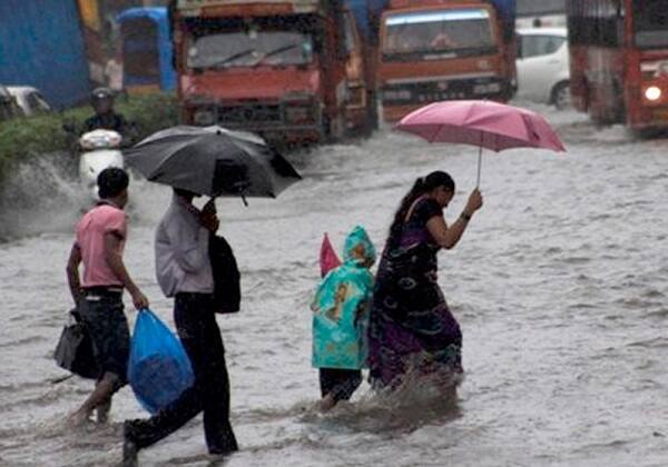 ગુજરાતના કેટલાક સ્થળો પર હવામાન વિભાગે આગામી બે દિવસ દરમિયાન સામાન્યથી ભારે વરસાદની આગાહી વ્યક્ત કરી છે. જેમાં ખાસ કરીને મધ્ય ગુજરાત, ઉત્તર અને દક્ષિણ ગુજરાતના જિલ્લાઓમાં ભારેથી અતિભારે વરસાદ પડી શકે છે. સૌરાષ્ટ્રમાં ભાવનગર જિલ્લામાં સારો વરસાદ પડી શકે છે.