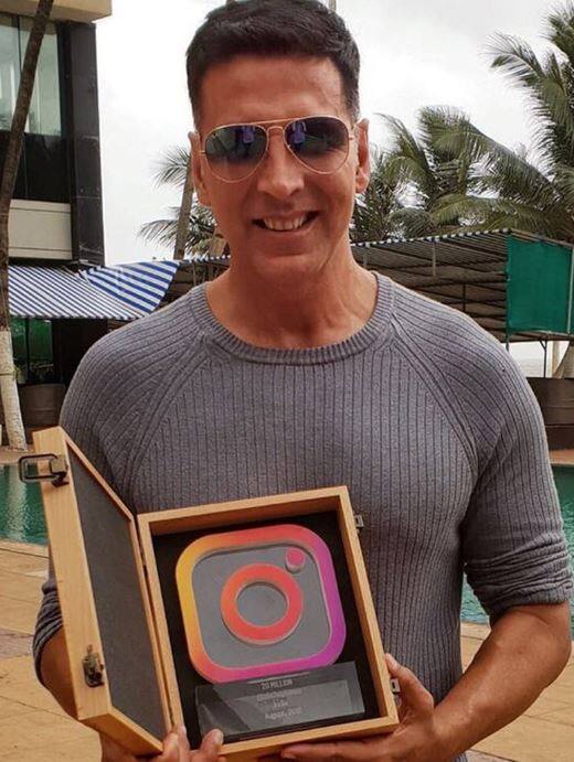 અક્ષય કુમારની આ ઉપલબ્ધિ માટે ઈન્સ્ટાગ્રામ દ્વારા તેને સ્મૃતિ ચિહ્ન આપવામાં આવ્યું હતું. અભિનેતાએ ઈન્સ્ટાગ્રામ દ્વારા આપવામાં આવેલા સ્મૃતિ ચિહ્ન સાથેની તસવીર શેર કરી હતી.