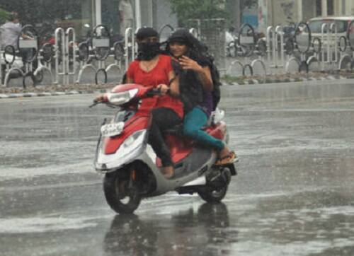 આગામી 24 કલાક દરમિયાન ઉત્તર ગુજરાત દક્ષિણ ગુજરાત અને મધ્ય ગુજરાતમાં મધ્યમથી ભારે તેમજ કેટલાક વિસ્તારોમાં ભારે વરસાદ પડી શકે છે.