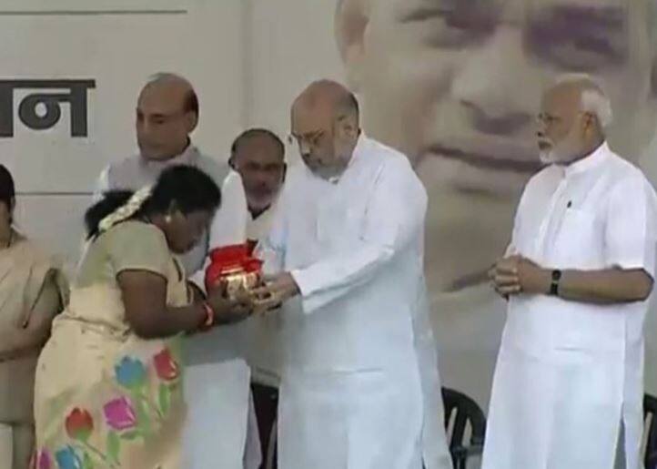 Pm modi and amit shah hands over the urns carrying ashes of Vajpayee મોદી-શાહે તમામ BJP પ્રદેશ પ્રમુખને સોંપ્યા વાજપેયીના અસ્થિ કળશ, દેશમાં નીકળશે યાત્રા