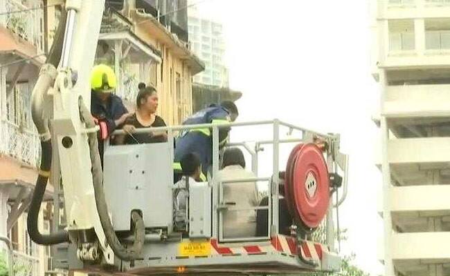 બુધવારે જ મુંબઇ ઉપરાંત નવી દિલ્હીમાં પણ એક ચાર માળની ઇમારતમાં આગ લાગી ગઇ. દિલ્હીના પહાડગંજની ચૂના મંડી ચાર માળની ઇમારતમાં આગ લાગ્યા બાદ લોકોએ ઉપરથી જ છલાંગ લગાવી દીધી હતી.