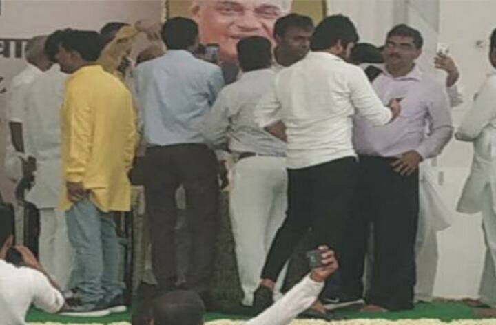 આ પ્રસંગ વડાપ્રધાન મોદી જેવા મંચ પરથી નીચે ઉતર્યા તો પાર્ટી કાર્યકર્તા પૂર્વ વડાપ્રધાન અટલ બિહારી વાજપેયીની તસવીર સાથે સેલ્ફી લેવા લાંગ્યા હતા.