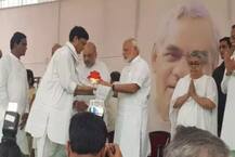 સેલ્ફી પૉઇન્ટ બન્યુ અટલનું અસ્થિ કળશ સ્થળ, PM મોદીના જતાં જ મંચ પર ચઢ્યા કાર્યકર્તા