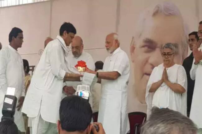 નવી દિલ્હીઃ પૂર્વ વડાપ્રધાન અટલ બિહારી વાજપેયીના પ્રત્યે લોકોનું સન્માન એટલી હદે છે કે ભારતીય જનતા પાર્ટી જુની ઓફિસ એટલે 11 અશોક રોડ પર રાખવામાં આવેલા પ્રૉગ્રામમાં કાર્યકર્તા વાજપેયીના ફોટાની સાથે સેલ્ફી લેવા લાગ્યા. પ્રૉગ્રામ પુરો થયા બાદ કાર્યકર્તા મંચ પર ચઢી ગયા અને ફોટાની સાથે સેલ્ફી લેવા લાગ્યા હતા.