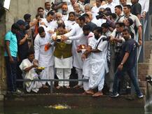 અમદાવાદઃ અટલજીના અસ્થિઓનું સાબરમતીમાં કરાયું વિસર્જન, હજારો લોકો જોડાયા