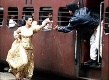 DDLJ સીનઃ શાહરૂખે ત્યારે ચેન કેમ ન ખેંચી? કાજોલને હવે લાઈટ થઈ!