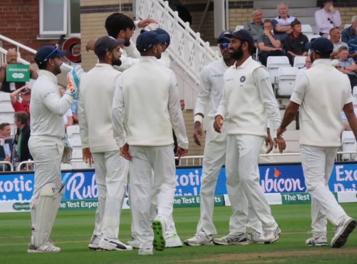 ટેસ્ટમાં મળેલી શાનદાર જીત કેપ્ટન વિરાટ કોહલીએ કેરળમાં આવેલી ભીષણ પૂર પીડિત લોકોને સમર્પિત કરી છે. જ્યારે ભારતીય ખેલાડીઓએ પણ મેચથી મળતી આખી ફીસ કેરળ પૂર પીડિતોને દાન કરવાનો નિર્ણય કર્યો છે. ભારતીય ટીમ તરફથી કુલ 1 કરોડ 26 લાખ રૂપિયા પૂર પીડિતોને દાન કરવામાં આવ્યા છે.