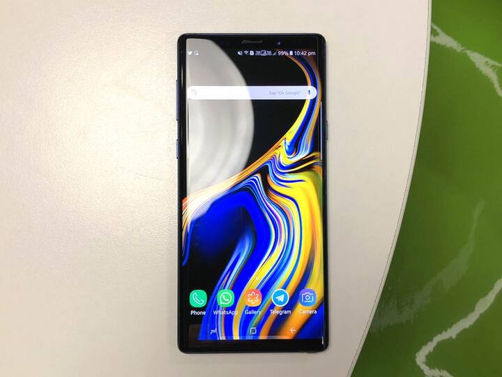  આ ફોનમાં વધુ સારી એસ પેન મળશે. એસ પેનથી તમે તસવીર પણ ક્લિક કરી શકશો. તેનો ઉપયોગ રિમોટ કન્ટ્રોલની જેમ કરી શકશો. તેની મદદથી તમે યૂ ટ્યૂબ વીડિયો પ્લે અને પોઝ કરી શકશો. સાથે જ સ્નેપચેટ અને સ્નૈપ્સ કેપ્ચર પણ કરી શકસો. સેલ્ફી પણ લઈ શકશો. એસ પેન નોટ 9માં લગાવવા માટે એક મિનિટની અંદર ચાર્જ થઈ જાય છે. જો તેની બેટરી ખતમ પણ થઈ જાય તો તે stylus તરીકે કામ કરતી રહે છે. 