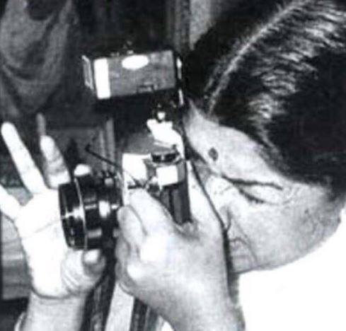 લતાએ પોસ્ટમાં લખ્યું કે, નમસ્કાર. આ ફોટો 1950ના દાયકાનો છે અને મેં જાતે પાડેલો ફોટો શેર કરી રહી છું. આજે આ રીતે ખુદની ખેંચેલી તસવીરને સેલ્ફી કહેવામાં આવે છે. 