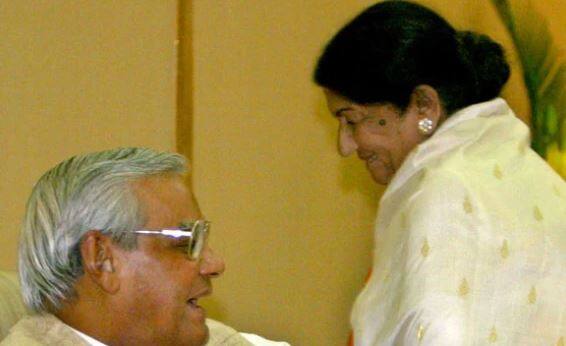 લતા મંગેશકર સોસિયલ મીડિયા પર ખૂબ એક્ટિવ રહે છે. તાજેતરમાં પૂર્વ વડાપ્રધાન અટલ બિહારી વાજપેયીના નિધન પર શોક વ્યક્ત કરતી ટ્વિટ પણ કરી હતી. આ ટ્વિટમાં તેણે વાજપેયીની કવિતાઓ પર બનાવેલા તેના આલબમનું એક ગીત પણ પોસ્ટ કર્યું હતું.