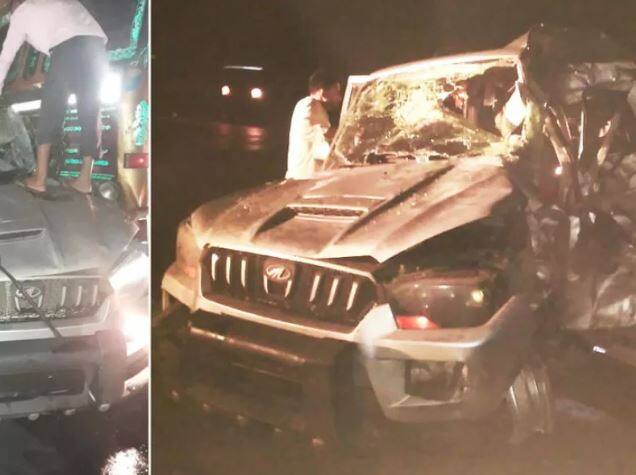 વલસાડઃ વલસાડનાં ડુંગરી નેશનલ હાઈવે નંબર-48 સોનવાડા પટેલ ફળીયા કોર્સીગ પાસે સ્કોર્પિયો અને ટ્રક વચ્ચેનાં અકસ્માતમાં સ્કોર્પિયો ગાડીમાં સવાર ચાર વ્યક્તિનાં ઘટના સ્થળે જ મોત નિપજતાં હતા. ટ્રક અને સ્કોર્પિયો વચ્ચે ટક્કર બાદ ટ્રક ચાલક ફરાર થઈ ગયો છે.