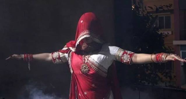 પોપટલાલના લગ્ન કોઈ વ્યક્તિ સાથે નહીં પરંતુ ભૂતડી સાથે થનારા છે. ભૂતથી ખૂબ ડર લાગે છે. કોઈએ તેને કહ્યું છે કે ભૂત માત્ર કુંવારા પુરુષો પર જ હુમલો કરે છે. આ વાત જાણ્યા બાદ તેની રાતની નિંદર ઉડી ગઈ છે.