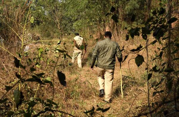 આ અંગેની વિગતો એવી છે કે, ગૌચરના ખુલ્લા મેદાનમાં નગ્ન યુવતી અને ત્રણ દાઢીવાળા પુરુષોના સમાચાર પ્રગટ થયા પછી યુવતીના સંબંધીઓ સાધલી આવ્યા હતા. અહીં સાડીના ફોટા અને સાડીનો કલર મેચ થતાં આ યુવતી બીજું કોઈ નહીં મોટી કોરલના સુધાબેન ચંપકલાલ શાહ હોવાનું સામે આવ્યું છે. સુધાબેનના પરિવારજનોએ સાત દિવસ પહેલા પાલેજ પોલીસમાં જાણવા જોગ નોંધાવી હતી.