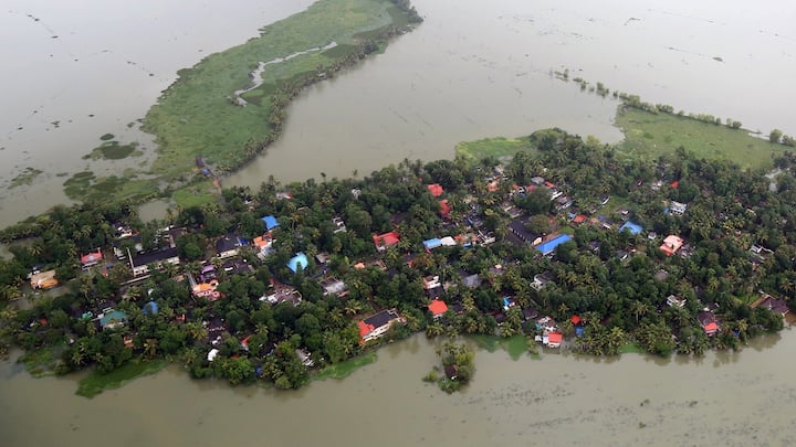 લગભગ 2.6 મેટ્રિક ટન વજનની રાહત સામગ્રી મહારાષ્ટ્ર સરકારને આપવામાં આવી છે, જેને હવાઈમાર્ગે કેરળ પહોંચાડવામાં આવશે. કેરળના પુર પ્રભાવિત લોકો માટે કપડાની 7.5 લાખ જોડી, 1.50 લાખ જોડી બૂટ-ચપ્પલની જોડી અને રાશન મોકલવામાં આવી રહ્યું છે. રાહત કાર્ય માટે રિલાયન્સ રિટેલની તરફથી લગભગ 50 કરોડનો સામાન આપવામાં આવી રહ્યો છે.