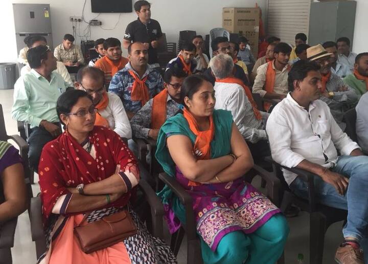 મહિલા મોરચાના મંત્રી કોમલ ગેવરિયા અને મંજૂલા શિરોયા ઉગ્ર બોલાચાલી બાદ ઝપાઝપી પર ઉતરી આવી હતી. આ બંનેએ એકબીજાના મંગળસૂત્ર અને સોનાની ચેઈન તોડી નાંખ્યા હતા. વાત આટલેથી નહોતી અટકી. બે પૈકી એક મહિલા સરથાણા પોલીસ મથકમાં અરજી કરવા પહોંચી ગઈ હતી. 