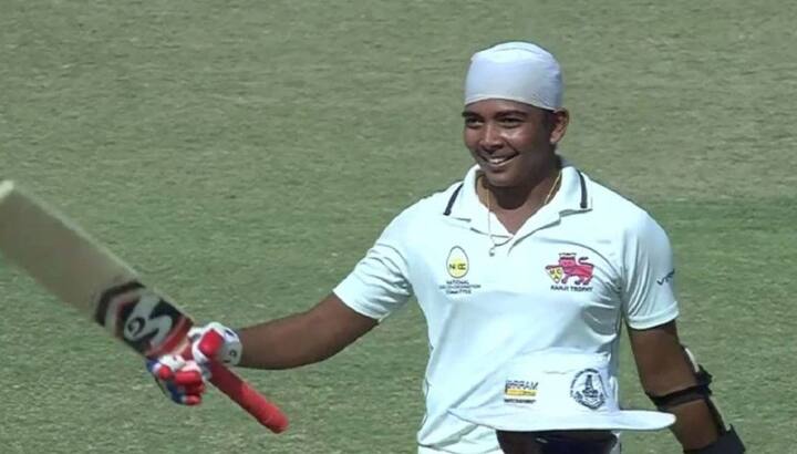 નવી દિલ્હીઃ ભારતીય ક્રિકેટ કન્ટ્રોલ બોર્ડે ઇગ્લેન્ડ સામેની ચોથી અને પાંચમી ટેસ્ટ માટે બુધવારે ટીમની જાહેરાત કરી હતી. ટેસ્ટ ટીમમાં એવા બે ખેલાડીઓનો સમાવેશ કરવામાં આવ્યો છે જે અગાઉ ક્યારેય પણ ઇન્ટરનેશનલ ક્રિકેટ રમ્યા નથી. અંતિમ બે ટેસ્ટ માટે પૃથ્વી શો અને હનુમા વિહારીને તક આપવામાં આવી છે. જ્યારે મુરલી વિજય અને કુલદીપ યાદવને પડતા મુકવામાં આવ્યા છે.