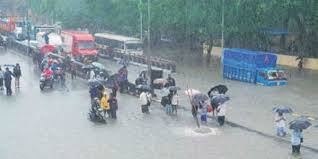 અત્યાર સુધીમાં રાજ્યમાં 69 ટકા વરસાદ નોંધાયો છે. હવામાન વિભાગના મતે બંગાળની ખાડીમા સર્જાયેલું સાયકલોનિક લો-પ્રેશર ઓડિશા થઈ મધ્યપ્રદેશ અને મહારાષ્ટ્ર પહોંચ્યું છે, જે હવે ગુજરાત પર આવવાની શક્યતા છે. જેને કારણે ગુજરાતમાં 23મી ઓગસ્ટના રોજ પાંચ દિવસ માટે વરસાદની આગાહી કરવામાં આવી છે.જ્યારે આગામી 24 કલાકમાં જૂનાગઢ, જામનગર, દ્ધારકામાં ભારે વરસાદની આગાહી કરવામાં આવી છે. 