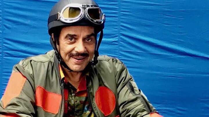 થોડા દિવસ પહેલા ધર્મેન્દ્રએ બોબી દેઓલના બાળપણનો એક વીડિયો પોતાના ઈન્સ્ટાગ્રામ પર પોસ્ટ કર્યો છે. શું તમને ખબર છે કે બોબી દેઓલે ફિલ્મ ‘ધરમવીર’માં ધર્મેન્દ્રના બાળપણનો રોલ કર્યો હતો. આ વીડિયોમાં જોઈ શકાય છે કે બોબી દેઓલ હથોડો મારી રહ્યો છે. જેમાં બોબીદેઓલ ખુબ જ ક્યૂટ લાગી રહ્યો છે.