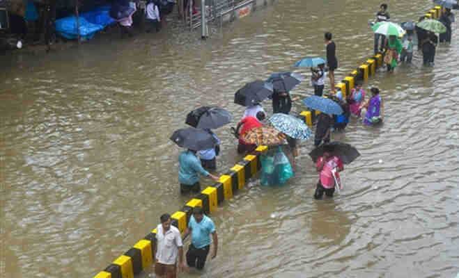 ઉલ્લેખનીય છે કે છેલ્લા 20 દિવસથી કેરાલામાં સદીનું સૌથી વિનાશકારી પૂર આવ્યું, જેમાં 400 લોકો મોતને ઘાટ ઉતરી ગયા છે. રાજ્ય અને કેન્દ્ર સરકાર બચાવ અને રાહત કામગીરીમાં લાગી ગઇ છે. 