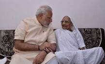 સુરક્ષા વગર અચાનક જ માતા હીરાબાને મળવા પહોંચ્યા PM નરેન્દ્ર મોદી, જાણો વિગત