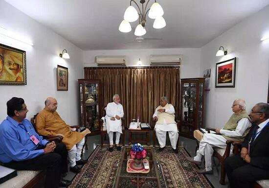 આ પહેલા નરેન્દ્ર મોદીએ રાજભવન ખાતે સોમનાથ ટ્રસ્ટની વાર્ષિક બેઠકમાં ભાગ લીધો હતો. આ બેઠકમાં નરેન્દ્ર મોદી ઉપરાંત સોમનાથ ટ્રસ્ટના અન્ય ટ્રસ્ટી સભ્યો એવા સાંસદ લાલકૃષ્ણ આડવાણી, ગુજરાતના પૂર્વ મુખ્યમંત્રી કેશુભાઈ પટેલ, ભારતીય જનતા પાર્ટીના અધ્યક્ષ અમિત શાહ અને પી.કે. લહેરી હાજર રહ્યા હતા.