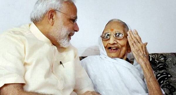 રાજભવનમાં નરેન્દ્ર મોદીના પસંદગીનું ભોજન બનાવવામાં આવ્યું હતું. પીએમ મોદીના ભોજનમાં તેમને ભાવતી કઢી-ખીચડી ઉપરાંત ફરસાણ, મિઠાઈ, કોળાનું શાક અને કઠોળનું શાક પીરસવામાં આવ્યું હતું. મોદી રાજભવનમાં ડિનર લીધા બાદ દિલ્હી જવા રવાના થયા હતા.