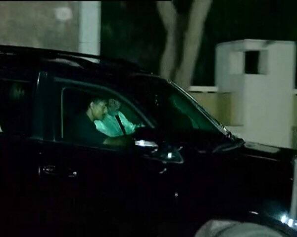 કોન્વોયમાંથી વડાપ્રધાનની ગાડીએ અચાનક રસ્તામાંથી વળાંક લઈ લીધો હતો. વડાપ્રધાનની કાર સાથે માત્ર ત્રણ કાર જ હતી. બાકીનો કોન્વોય આગળ રવાના થઈ ગયો હતો. નરેન્દ્ર મોદીએ માતા હીરાબા સાથે 15થી 20 મીનિટ સુધી બેઠા હતાં. 