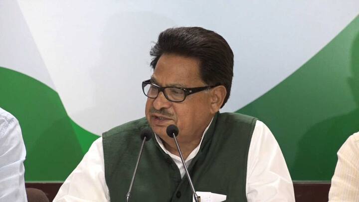 કોંગ્રેસ નેતા પીએલ પૂનિયાએ કહ્યું કે, જ્યારે અટલજી જીવતા હતા ત્યારે બીજેપીએ તેમની અવગણના કરી, આજે અટલ બિહારી વાજપેયી, મુરલી મનોહર જોશી અને લાલકૃષ્ણ અડવાણીને ભારતીય જનતા પાર્ટીના પૉસ્ટરોમાં પણ જગ્યા નથી મળતી. પોસ્ટર્સમાં માત્ર નરેનદ્ર નરેન્દ્ર મોદી અને અમિત શાહ જ મળે છે. પૂનિએ કહ્યું કે, હવે વાજપેયીના નિધન બાદ હવે તેમનો આ રીતે રાજકીય ઉપયોગ કરવો ઠીક નથી. 