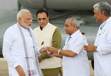 નીતિન પટેલે નરેન્દ્ર મોદીને ગુલાબનું ફુલ આપ્યું ને મોદીનો ચહેરો બગડી ગયો? તસવીર વાયરલ