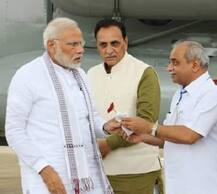 નીતિન પટેલે નરેન્દ્ર મોદીને ગુલાબનું ફુલ આપ્યું ને મોદીનો ચહેરો બગડી ગયો? તસવીર વાયરલ