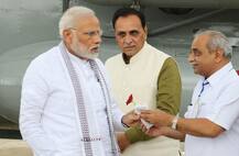 નીતિન પટેલે નરેન્દ્ર મોદીને ગુલાબનું ફુલ આપ્યું ને મોદીનો ચહેરો બગડી ગયો? તસવીર વાયરલ