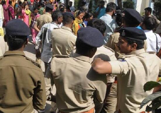 હાર્દિક પટેલે જણાવ્યું હતું કે, સરકાર મને ઘરમાંથી કાઢી મુકવા માગે છે, જેના માટે તેઓ મકાન માલિક પર દબાણ લાવી રહ્યા છે. મારા ઘરને ચારેબાજુથી પોલીસે ઘેરી લીધું છે, મને નજરકેદમાં કર્યો હોવાની સ્થિતિ ઉભી થઈ છે. જોકે હાર્દિકે 25 ઓગસ્ટના રોજ ઉપવાસ પર બેસવાનો દાવો કર્યો છે.