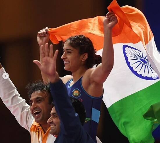 થોડા દિવસો પહેલા વિનેશ અને જેવલિન થ્રોઅર નીરજની વચ્ચે કંઇ છે તેની ખબરો ચાલતી હતી. જે પછી વિનેશ અને નીરજે તેનું ખંડન કર્યું હતું. હવે તેમની આ પુષ્ટિને કારણે તમામ ખબરો અટકી ગઇ છે.