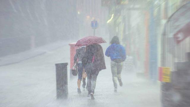 ઉલ્લેખનીય છે કે છેલ્લા 20 દિવસથી કેરળમાં સદીનું સૌથી મોટુ પૂર આવ્યું. જેમાં 350 કરતા વધારે લોકોના મોત થયા છે. રાજ્ય અને કેન્દ્ર સરકાર બચાવ અને રાહત કામગીરીમાં લાગી ગઈ છે.