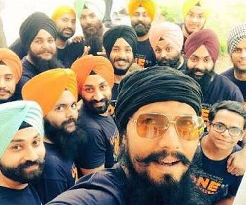  રણદીપ હુડ્ડા હાલ શીખ લૂકમાં જ નજર આવી રહ્યો છે. તેની પાછળનું કારણ છે તેમની આગામી ફિલ્મ 'બેટલ ઓફ સારાગઢી.' આવનારી છે. 