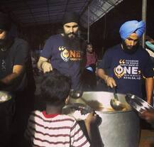 કેરળ પૂર પીડિતોની મદદ કરી રહ્યો છે આ બોલીવૂડ એક્ટર, જુઓ તસવીરો