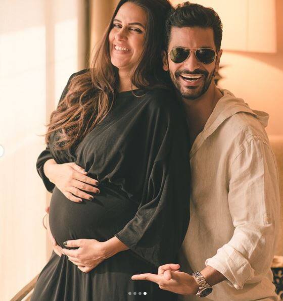 જે રીતે નેહા ધૂપિયા પ્રેગ્નેટ હોવાના ન્યૂઝ સામે આવ્યા તે રીતે અભિનેત્રીએ 10 મેના પોતાના લગ્નની તસવીરો શેર કરી ફેન્સને ચોંકાવી દિધા હતા. 