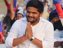 હાર્દિકના ઉપવાસને લઈ તેના ઘરની બહાર ચુસ્ત પોલીસ બંદોબસ્ત, અનેક જિલ્લામાં લાગુ કરવામાં આવી કલમ 144