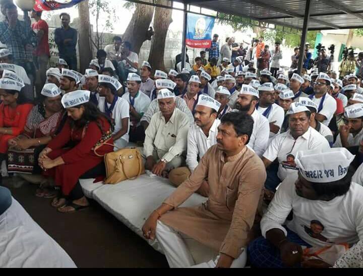 એટલું જ નહી હાર્દિકે દાવો કર્યો હતો કે ઉપવાસ આંદોલનને પગલે સમગ્ર ગુજરાતમાંથી 16 હજારથી વધુ લોકોની ધરપકડ કરવામાં આવી છે. હાર્દિકે કહ્યું હતું કે, ઉપવાસ આંદોલનમાં હાજર રહેવા માટે આવતા સૌરાષ્ટ્ર અને મધ્ય ગુજરાતના લોકોને રસ્તામાં રોકવામાં આવી રહ્યા છે. 