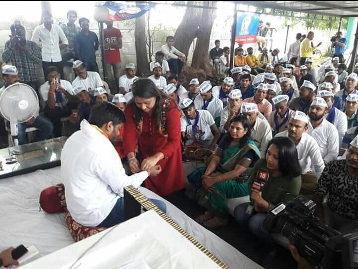 આ અગાઉ એક પ્રેસ કોન્ફરન્સમાં હાર્દિકે જણાવ્યું હતું કે ભાજપ સરકાર ઉપવાસ આંદોલનને રોકવા માટે અંગ્રેજ હહુમતની જેમ વર્તી રહી છે. પોલીસ દ્ધારા અમારા કાર્યકરોને હેરાન કરવામાં આવી રહ્યા છે. એટલું જ નહી પોલીસ મંડપનો સામાન અને પાણી સહીતની જીવન જરૂરિયાતની ચીજવસ્તુઓને પણ ફાર્મ હાઉસમાં આવવા દેતી નથી. વિવિધ જગ્યાએ બેરિકેડ્સ લગાવીને લોકોને રોકવામાં આવી રહ્યા છે.