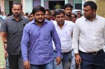 હાર્દિકના ઉપવાસને લઈ તેના ઘરની બહાર ચુસ્ત પોલીસ બંદોબસ્ત, અનેક જિલ્લામાં લાગુ કરવામાં આવી કલમ 144